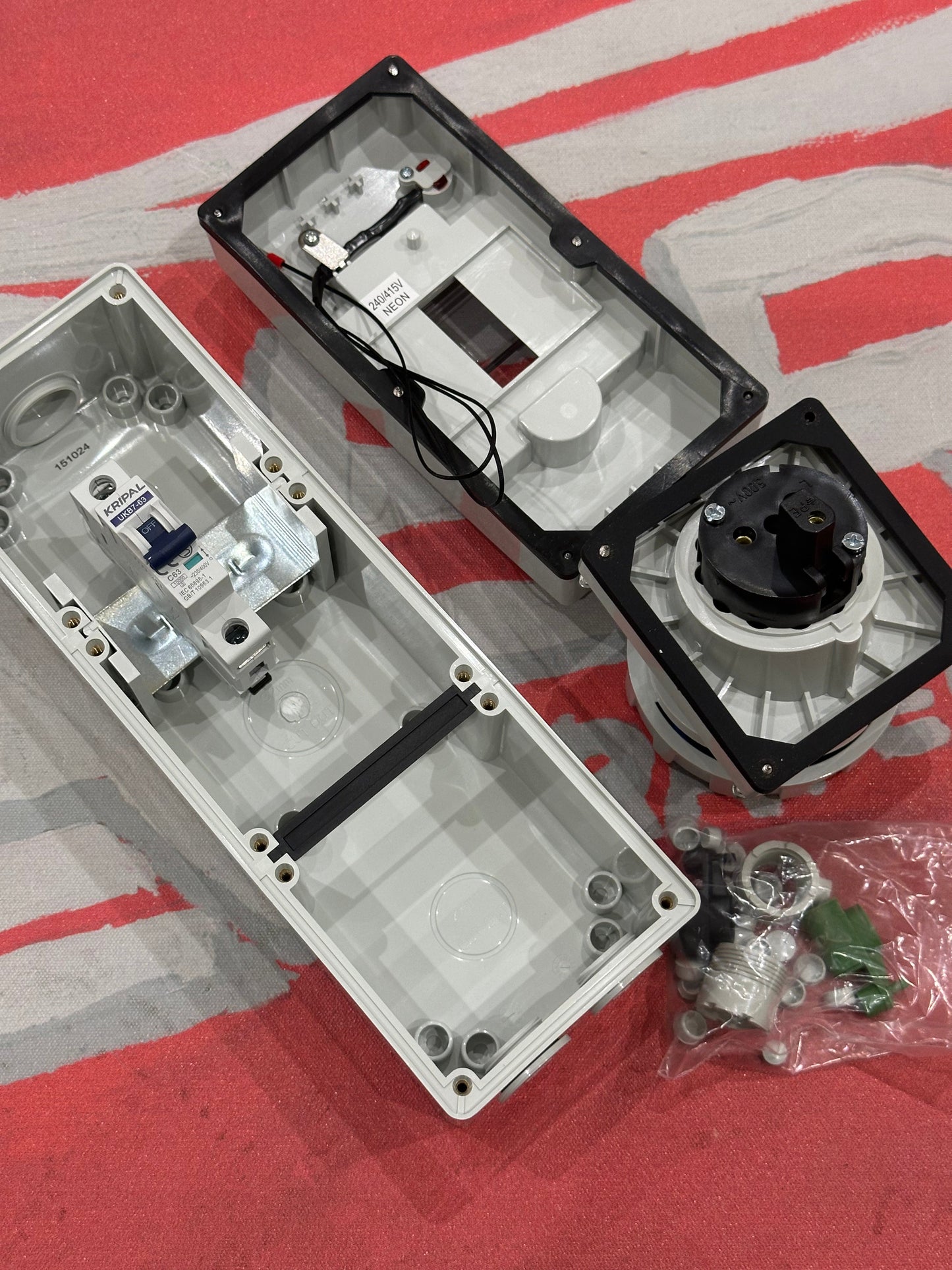 16 Amps Electric Outlet with breaker مخرج كهرباء