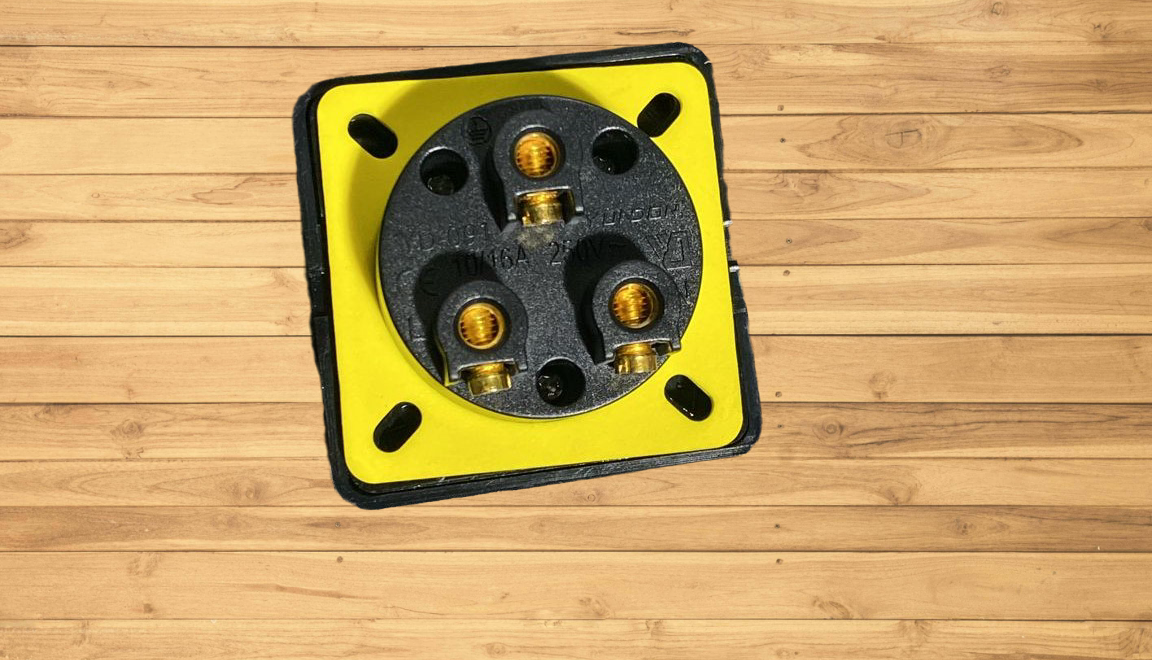 MINI SOCKET WITH COVER بلاك مع غطاء