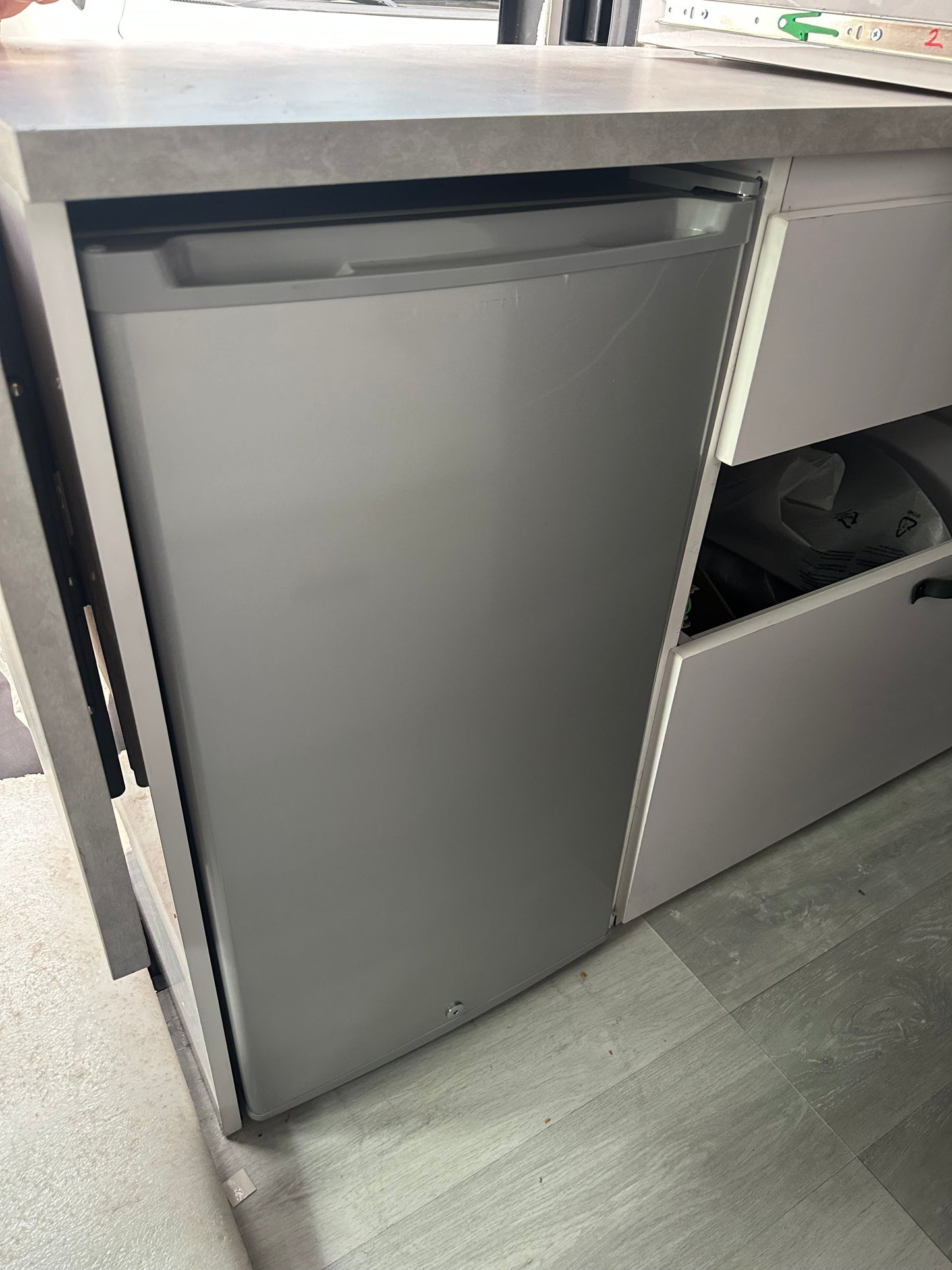 12 Volt DC Refrigerator 90 Liter ثلاجة